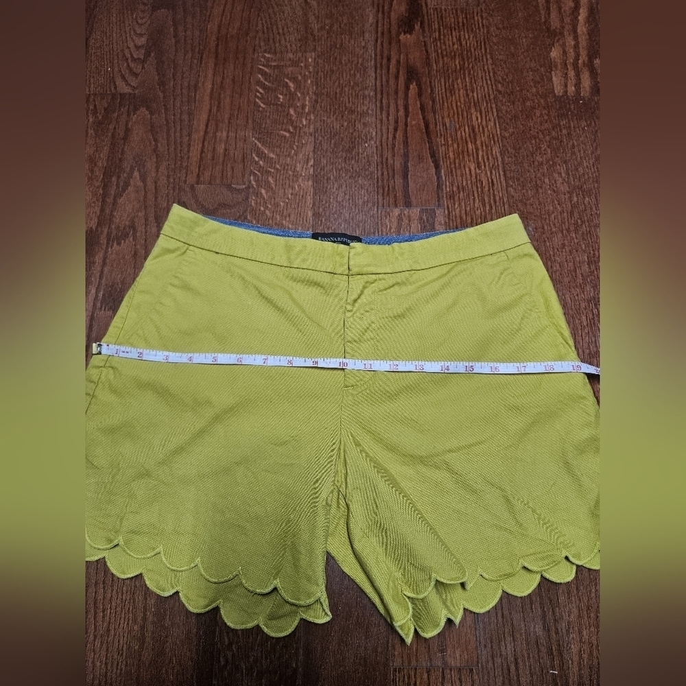 Scalloped Hem Lime Green Women's Shorts